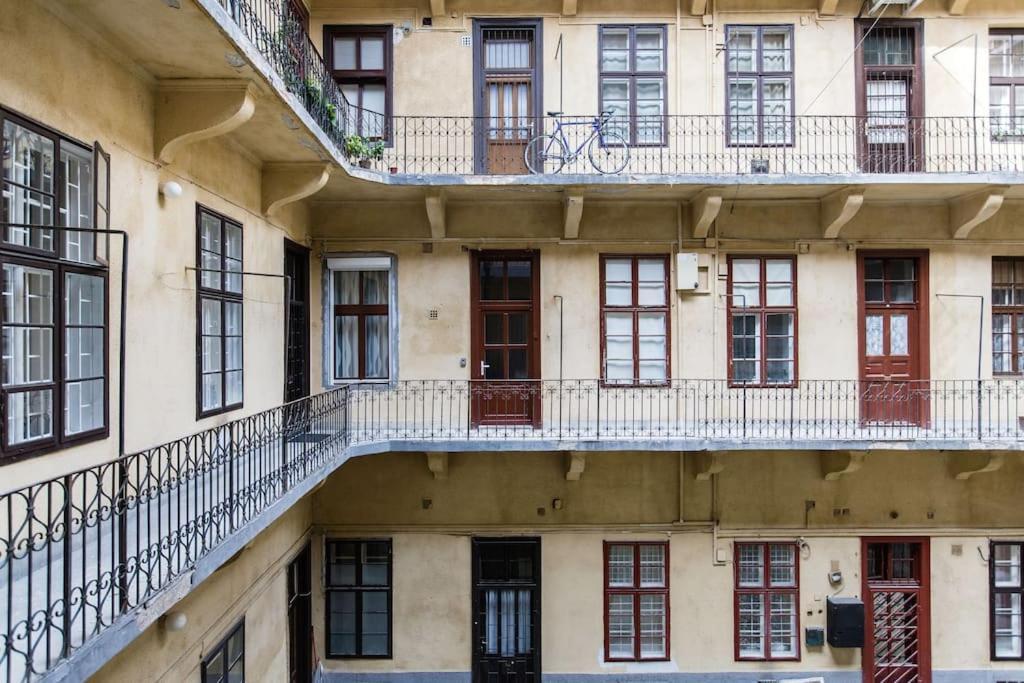 Designer Dream Home In The Ruin Bar District W A/C Budapest Esterno foto